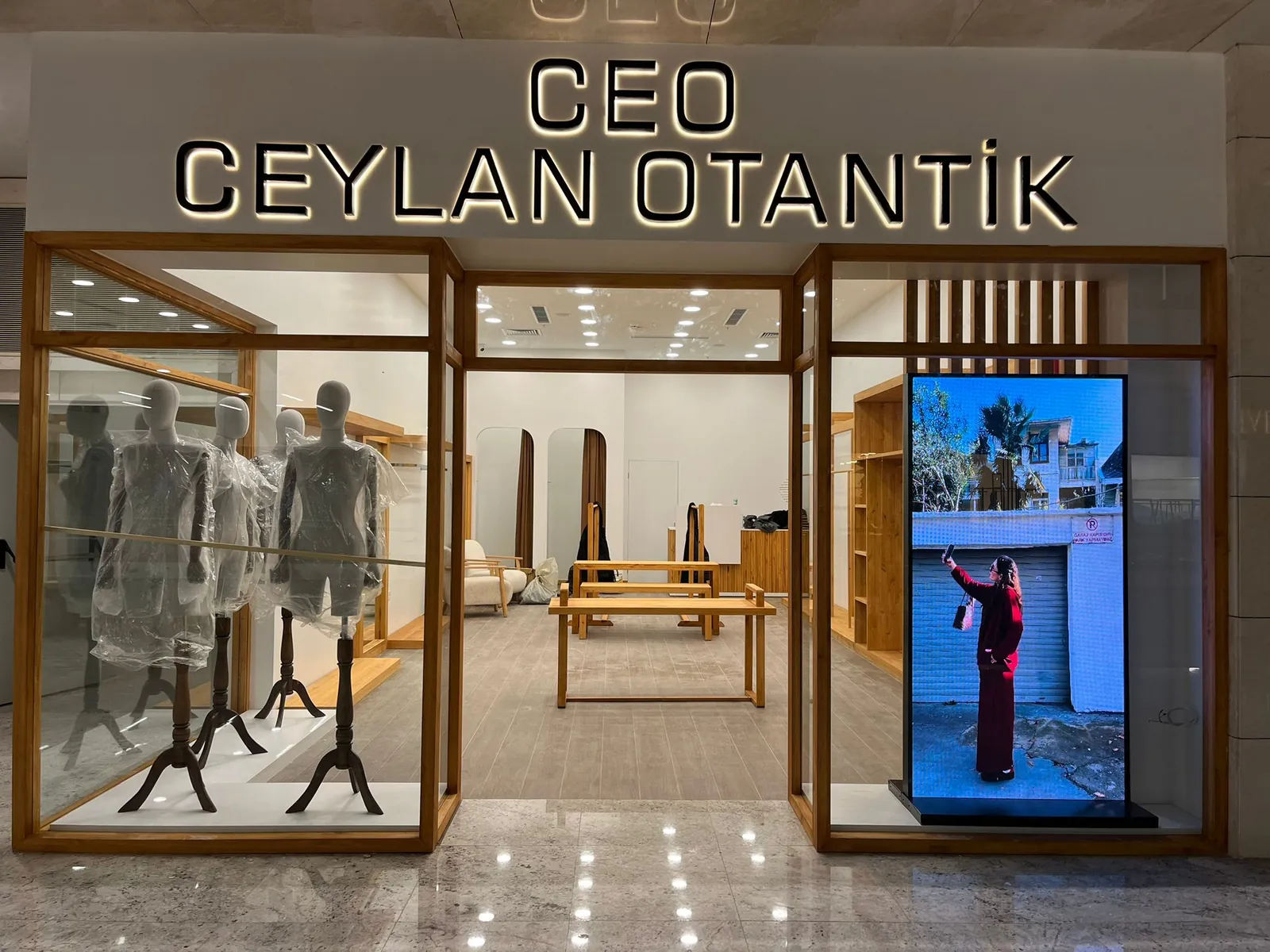 Mağaza vitrin ve aydınlatma detayı