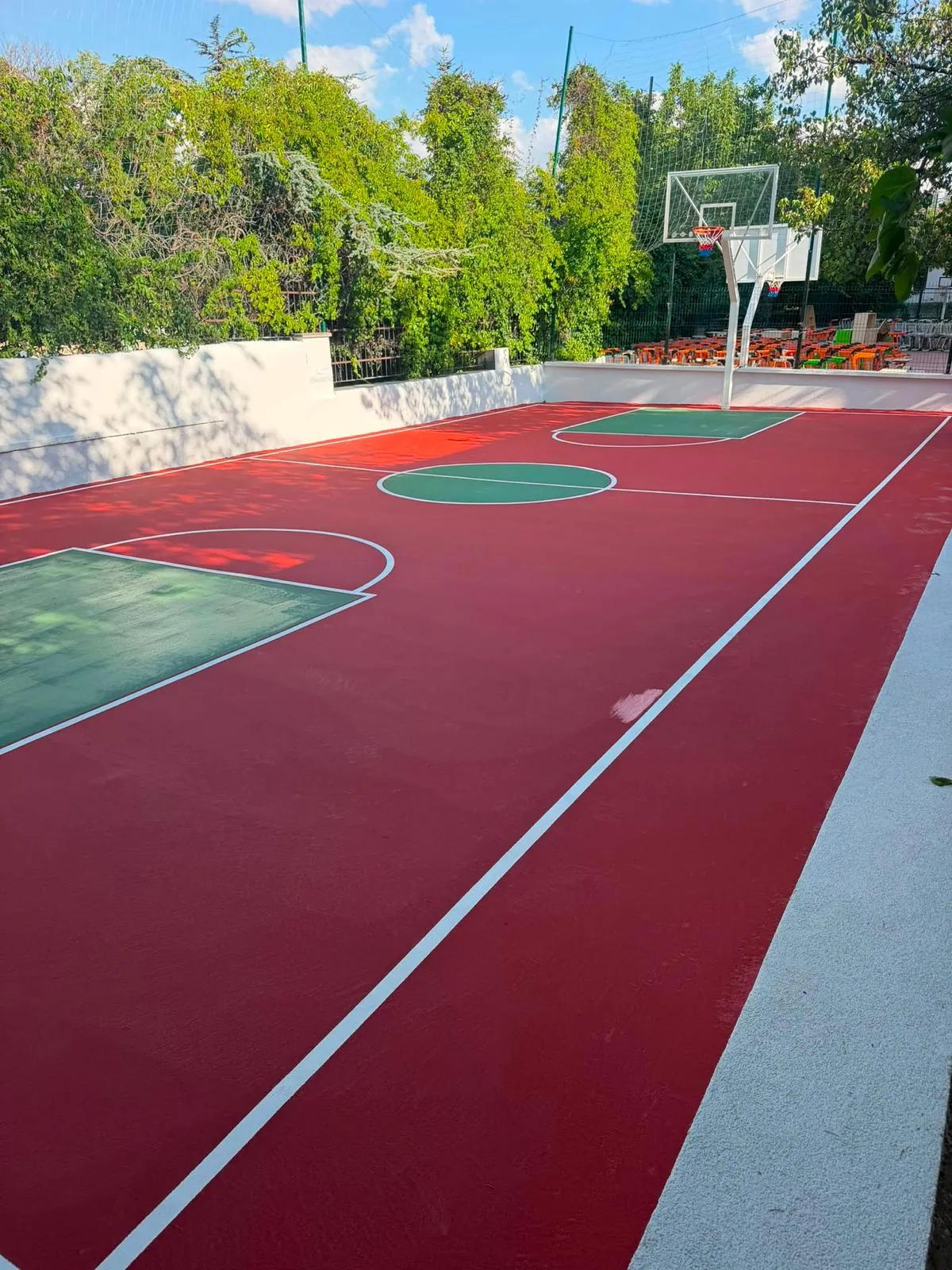 Yenilenen basketbol sahası