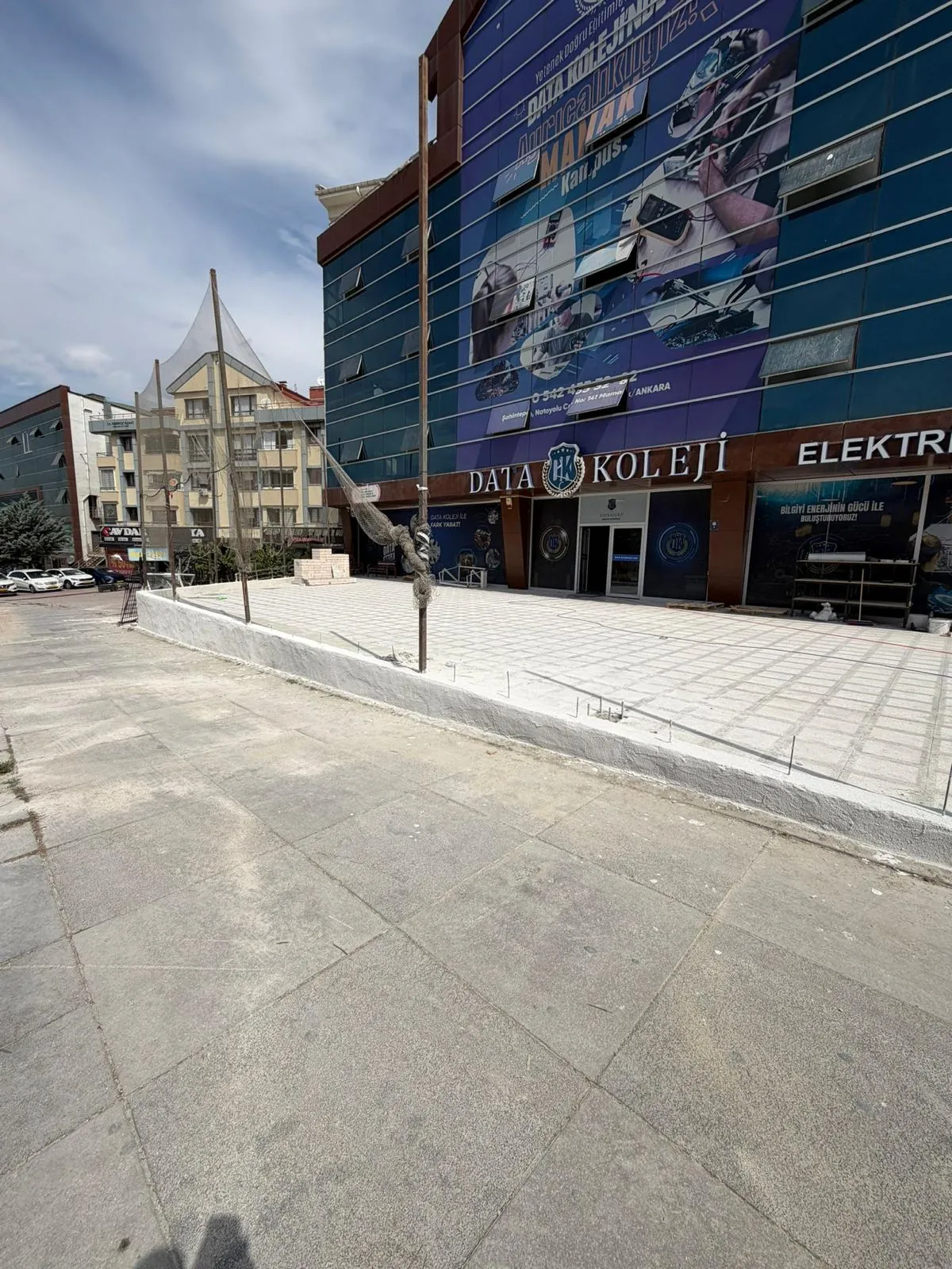 Datakent Koleji Mamak kampüsünde Scala Grup tarafından yapılan bina önü giriş platformu